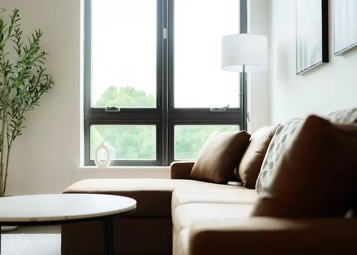 Above The Roots - Stylish 1bd On The Square Apartamento