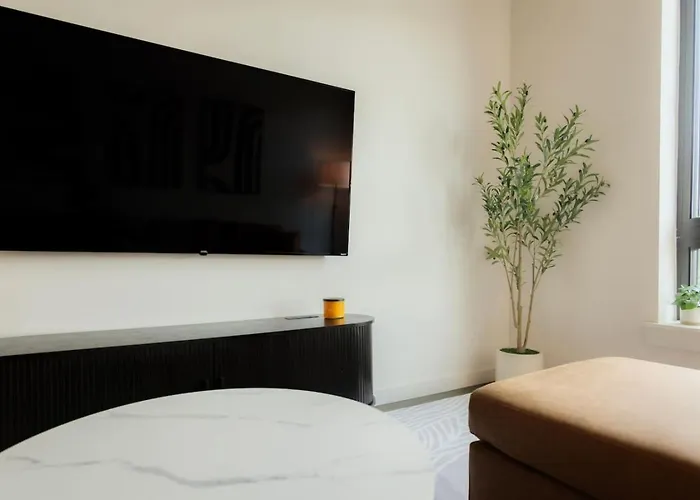 Above The Roots - Stylish 1bd On The Square *