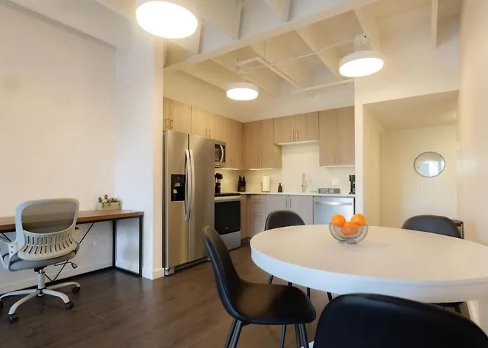 Above The Roots - Stylish 1bd On The Square Apartamento