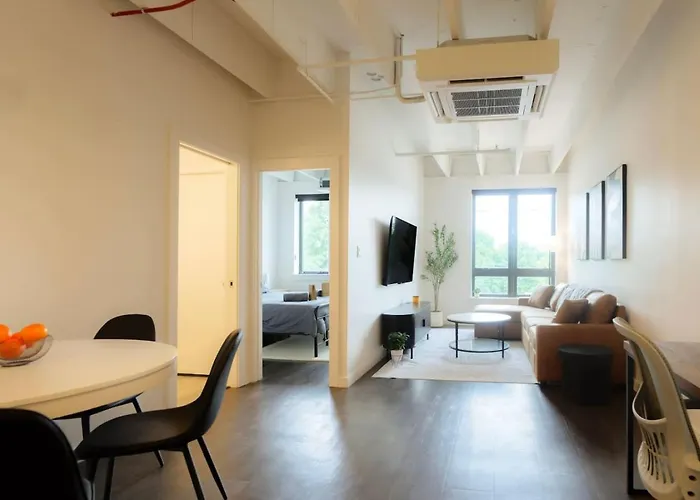 Above The Roots - Stylish 1bd On The Square Apartamento Washington