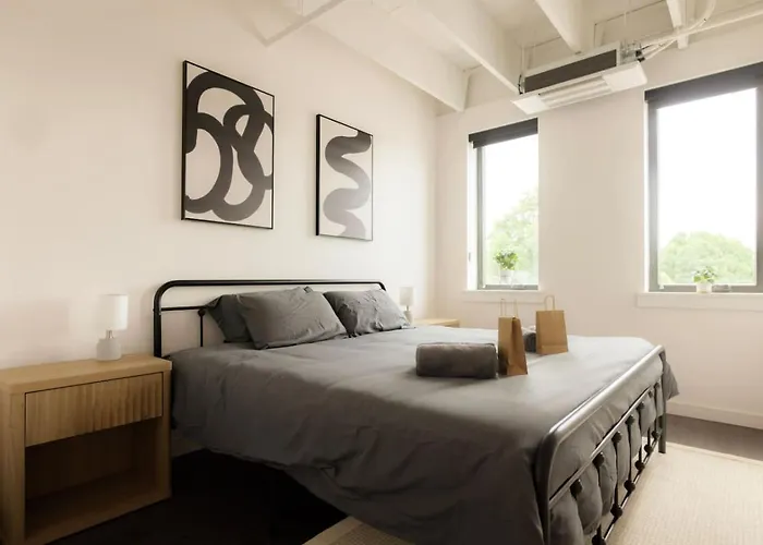 Above The Roots - Stylish 1bd On The Square Apartamento