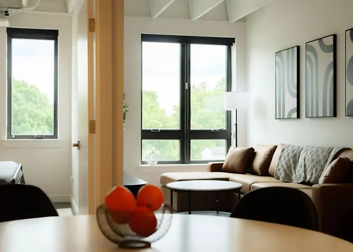 Above The Roots - Stylish 1bd On The Square Apartamento
