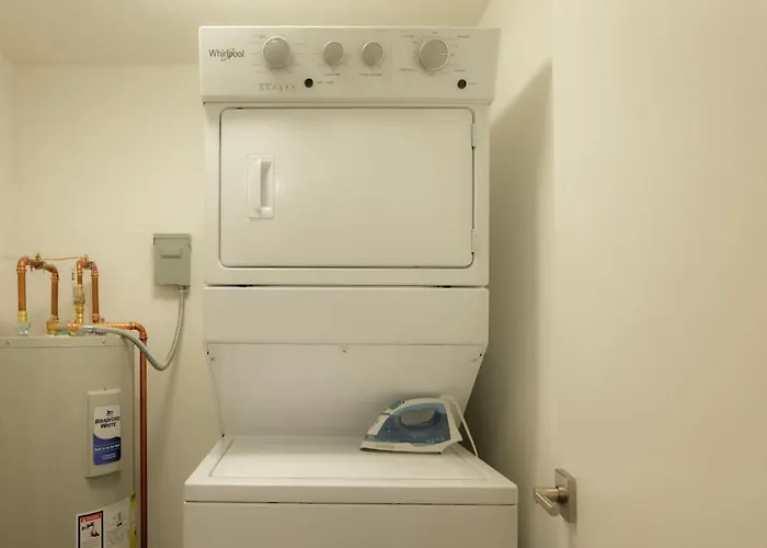 Above The Roots - Stylish 1bd On The Square *
