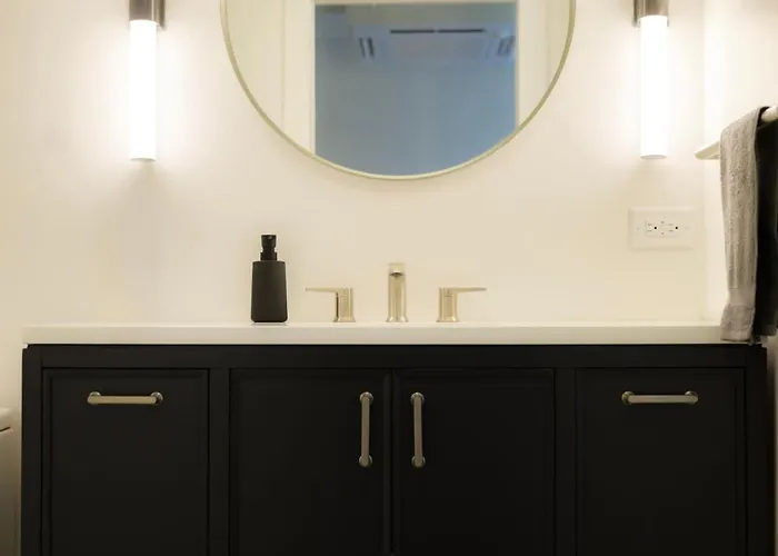 Above The Roots - Stylish 1bd On The Square Washington